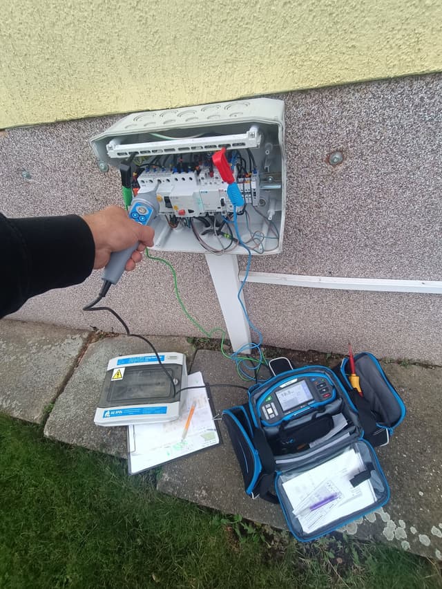 Elektromontáže - drobné opravy po revizích